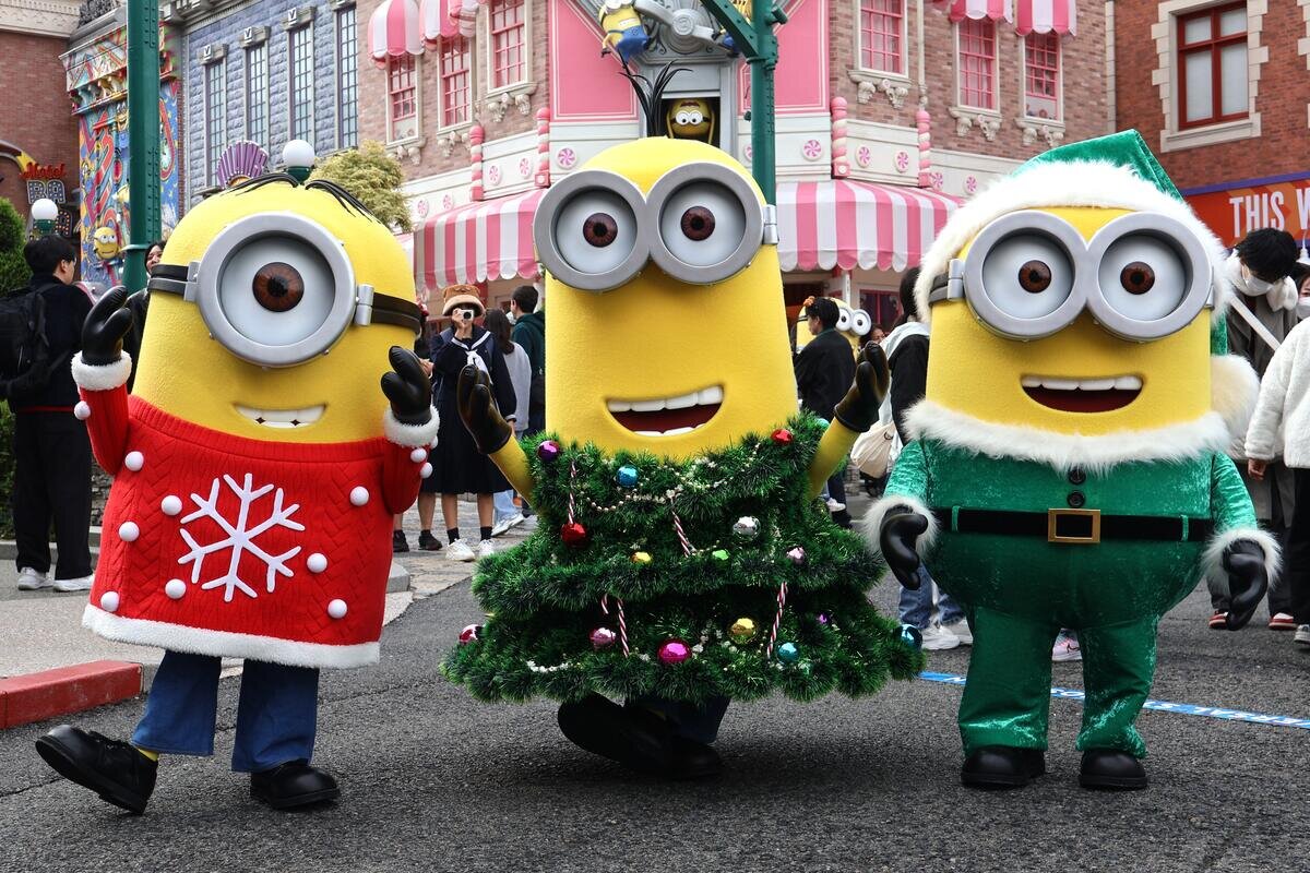 クリスマス仕様のミニオンたちのグリーティング（11月18日、USJ）