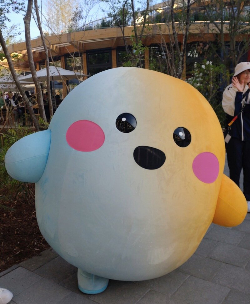 ドイツ館のマスコット、サーキュラーちゃん（５月８日撮影、大阪・関西万博）