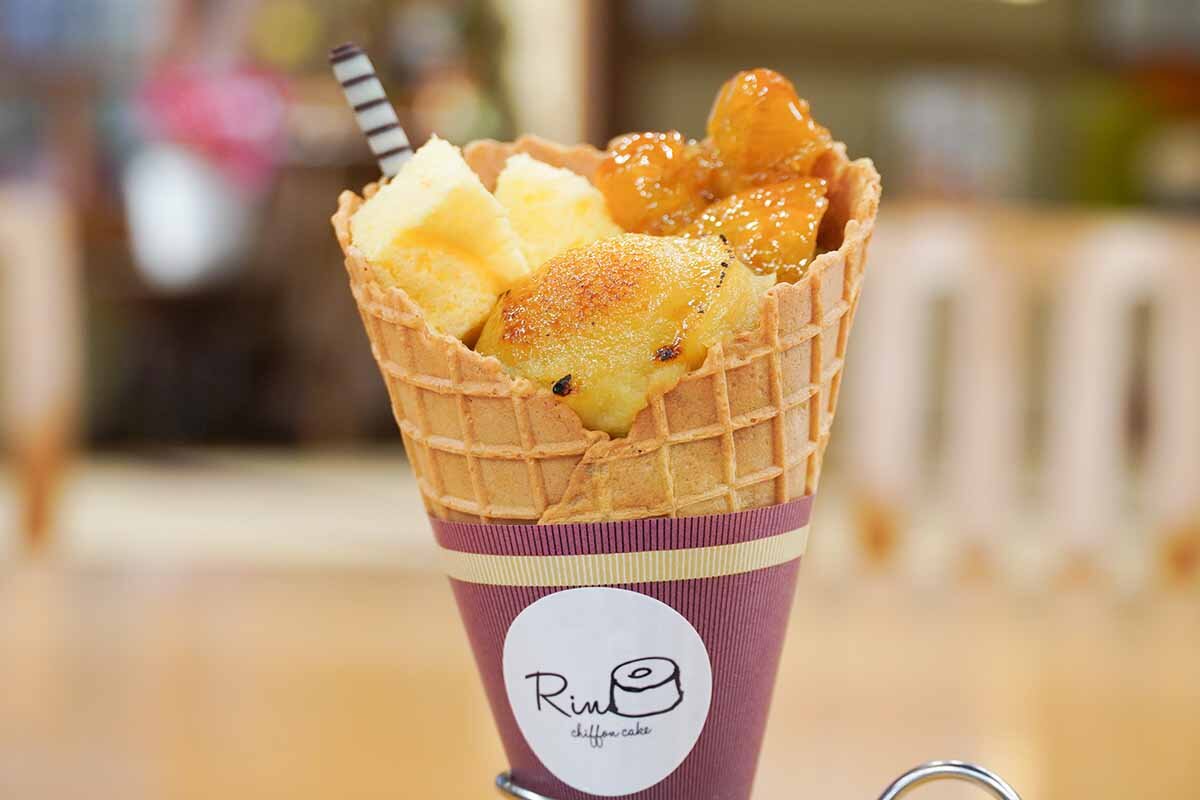 ふんわりシフォンケーキとブリュレしたお芋ペースト、大学芋を合わせた「おいも de ドン！」（1,000円）。