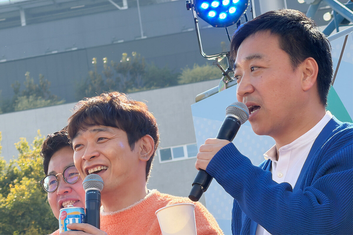 谷元星奈アナウンサーとフード全制覇を目指しているという月亭八光（右、2025年11月21日・扇町公園）