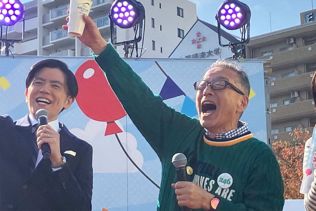 ドリンクを高らかに掲げて乾杯するタレント・円広志、ほろ酔い気分で会場を盛り上げました（2025年11月21日・扇町公園）