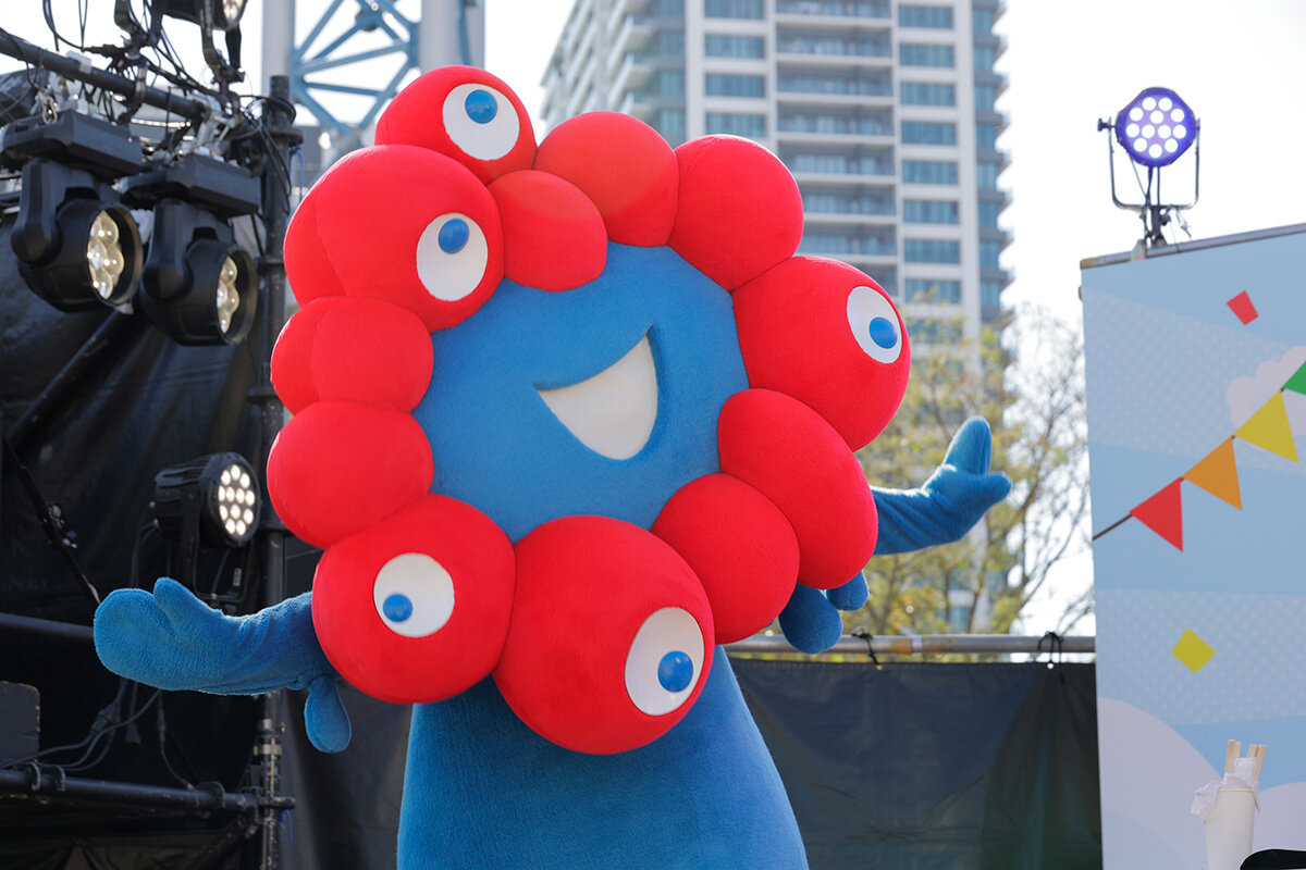 『カンテレ祭り！2025 よ～いドン！＆とれたてっ！フェス』に登場した『大阪・関西万博』の公式キャラクター・ミャクミャク（2025年11月23日・大阪市北区）