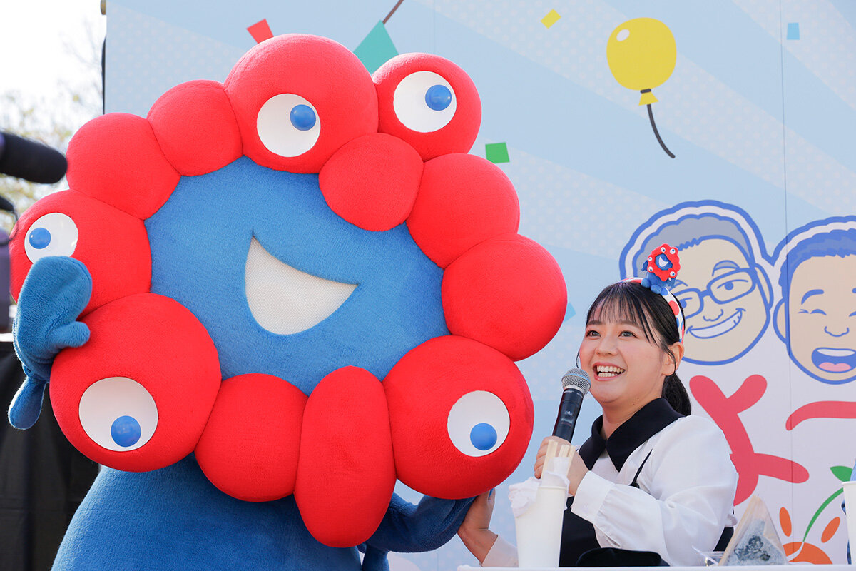 ミャクミャクとの再会を喜ぶ、万博通の谷元星奈アナウンサー（2025年11月23日・大阪市北区）