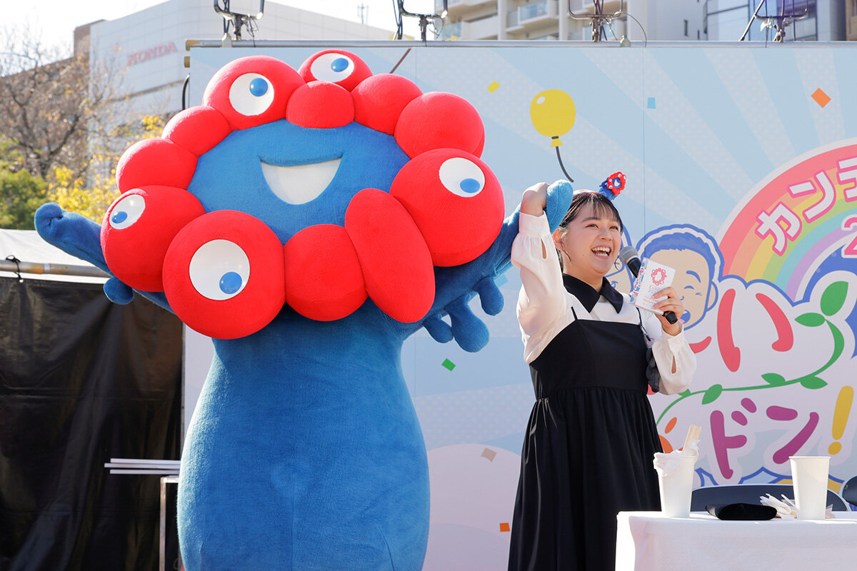 ミャクミャクと手を繋いで笑顔が弾ける谷元星奈アナウンサー（2025年11月23日・大阪市北区）