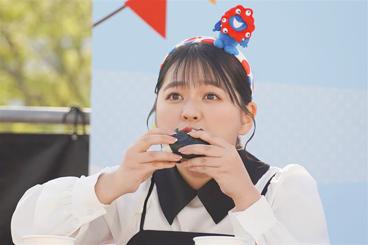 「具材マシマシおむすび」をほおばる谷元星奈アナウンサー（2025年11月23日・大阪市北区）