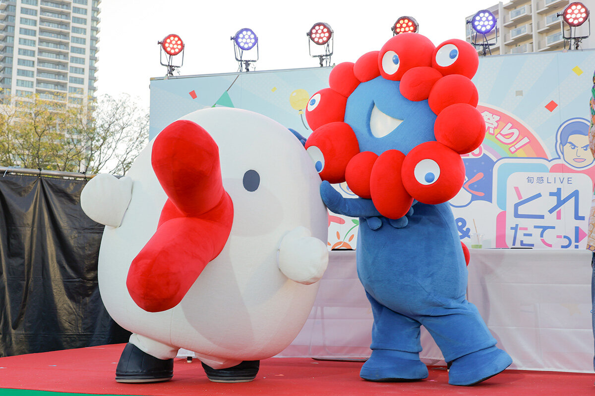 『カンテレ祭り！2025 よ～いドン！＆とれたてっ！フェス』で共演を果たした、ミャクミャクとハチエモン（2025年11月23日・大阪市北区）