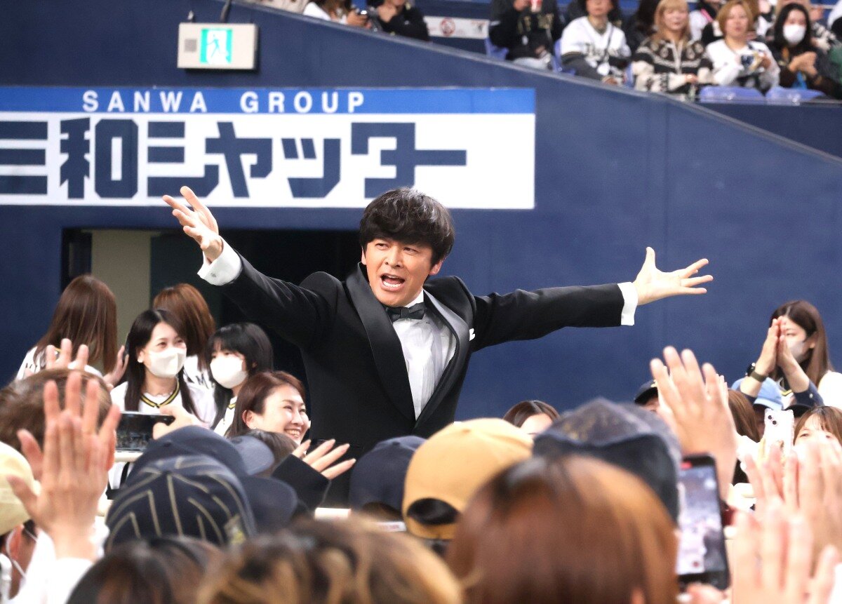 タキシード姿で登場するますだおかだの岡田圭右さん（11月24日、京セラドーム大阪）