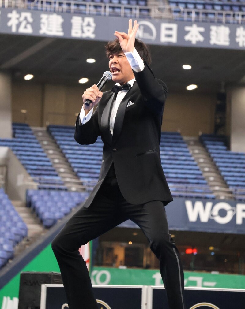 得意の「閉店ガラガラ」のギャグを披露する岡田圭右さん（11月24日、京セラドーム大阪）