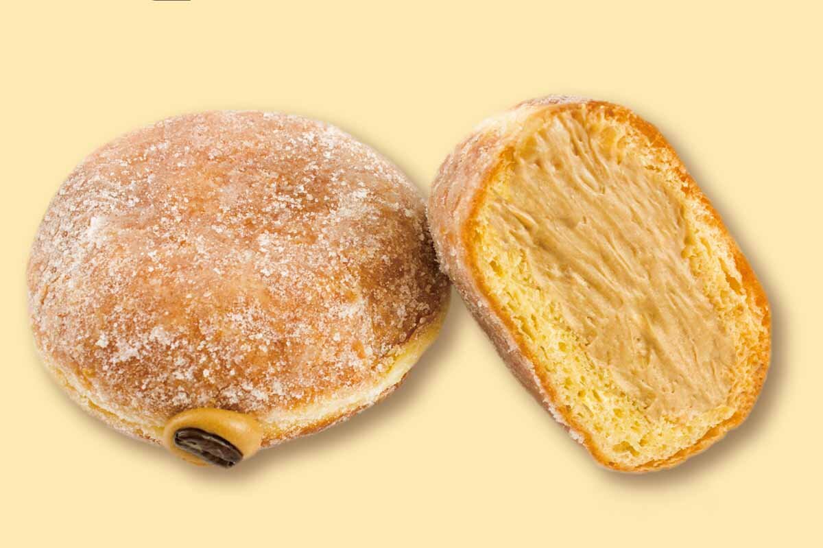 丸福珈琲店監修の珈琲クリームとホイップクリームを合わせて、ふわふわ生地にあふれそうなほど詰め込んだ「生ドーナツ（丸福珈琲クリーム味）」