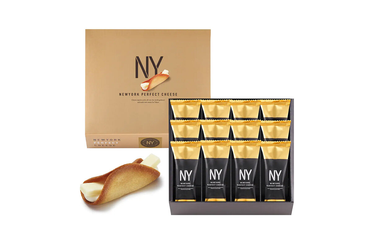 ゴーダチーズパウダーを練りこんだラングドシャで、クリームとクリームチーズ入りのホワイトチョコレートを包んだ「ニューヨークパーフェクトチーズ」（8個入1,296円・税込）