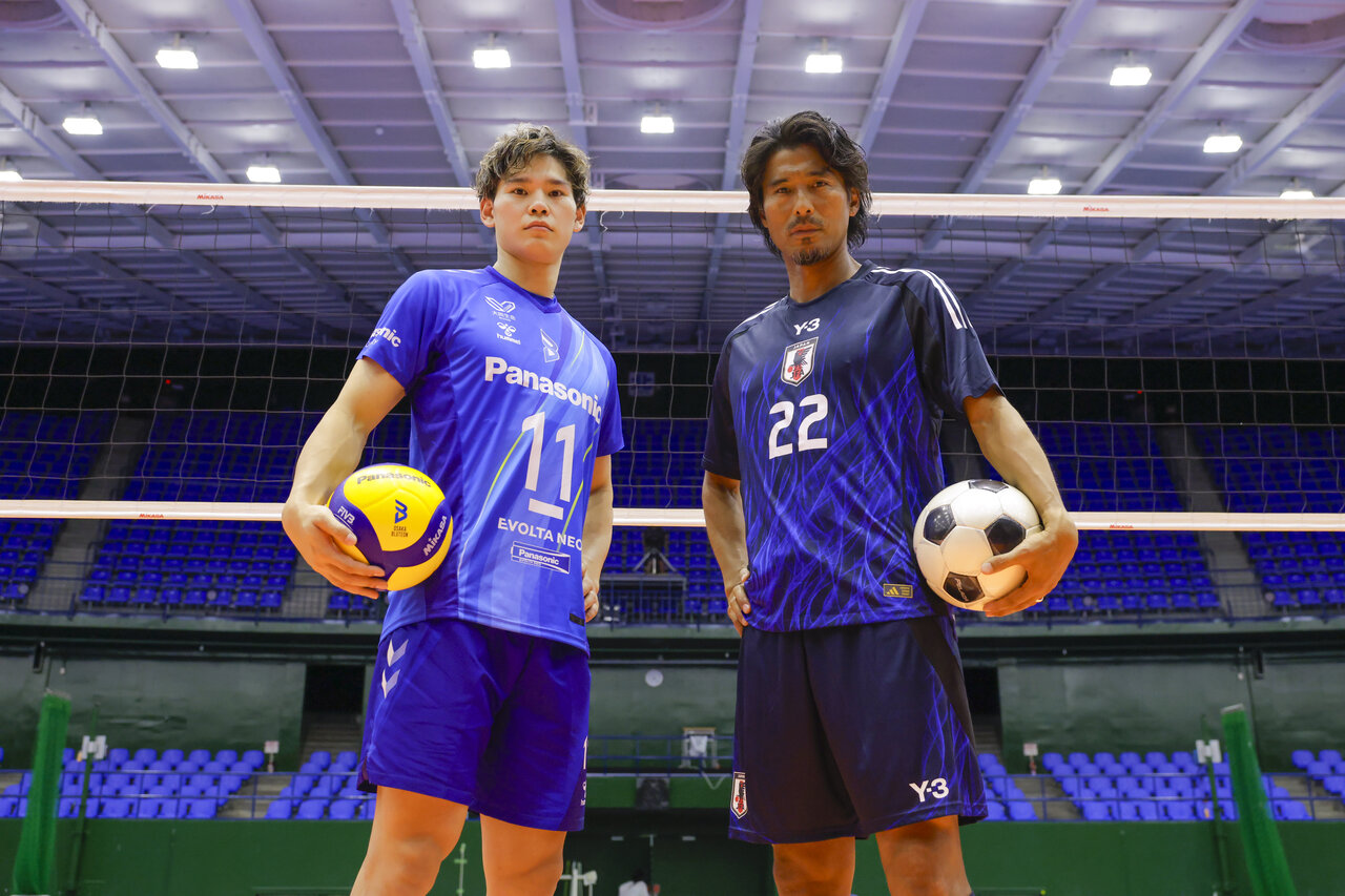 左から）西田有志選手、中澤佑二氏