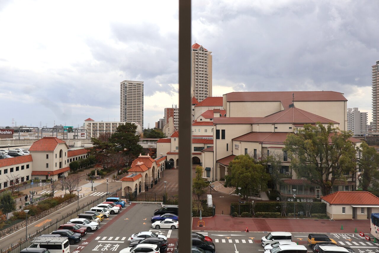 窓からは、宝塚大劇場が見える「シアタービュー」を眺めながら、「夢の続き」を楽しめる仕掛けも（12月３日、宝塚ホテル）