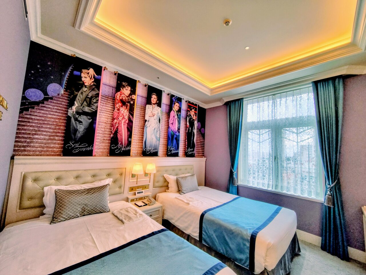 ５組のトップスターに見守られながら、眠ることができる「オールスターズ」（12月３日、宝塚ホテル）