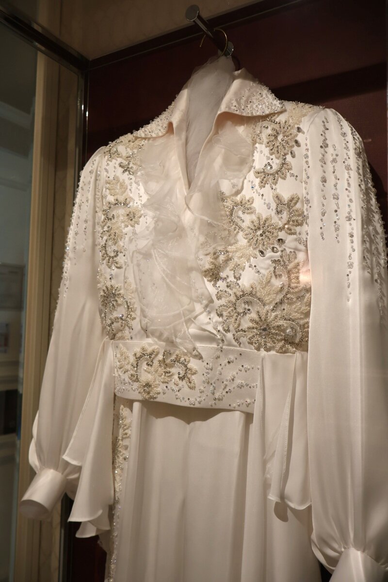 実際に公演で使用された衣装が展示されているレビュールーム（12月３日、宝塚ホテル）