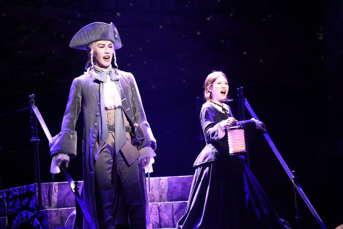 オイルランプを手に歌うフロー（右）とグレイ（12月５日、大阪四季劇場）