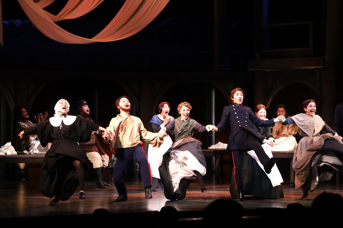 アイリッシュダンスの群舞（12月５日、大阪四季劇場）