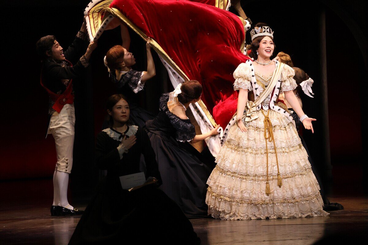 ヴィクトリア女王も登場（12月５日、大阪四季劇場）