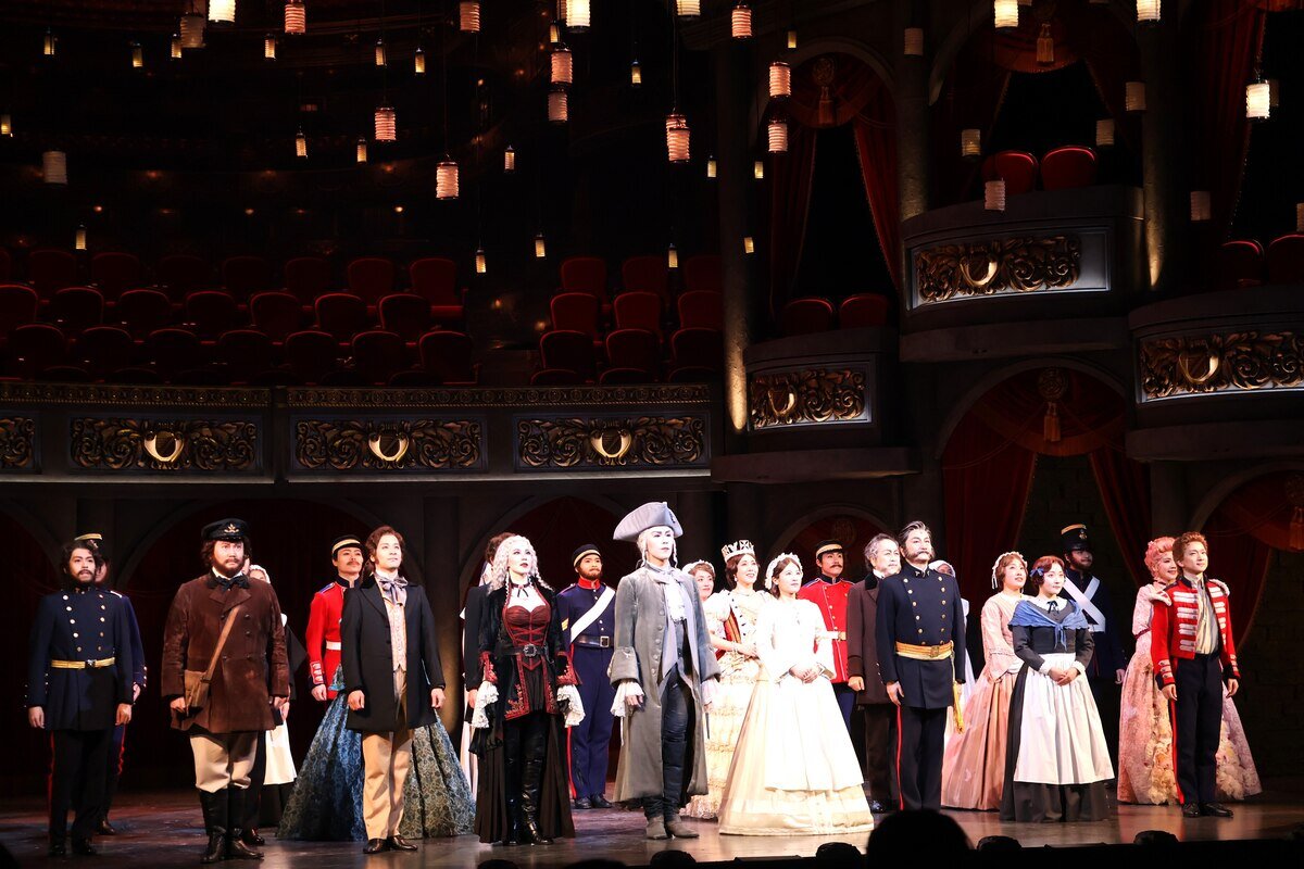 無数のランプに囲まれるカーテンコール（12月５日、大阪四季劇場）