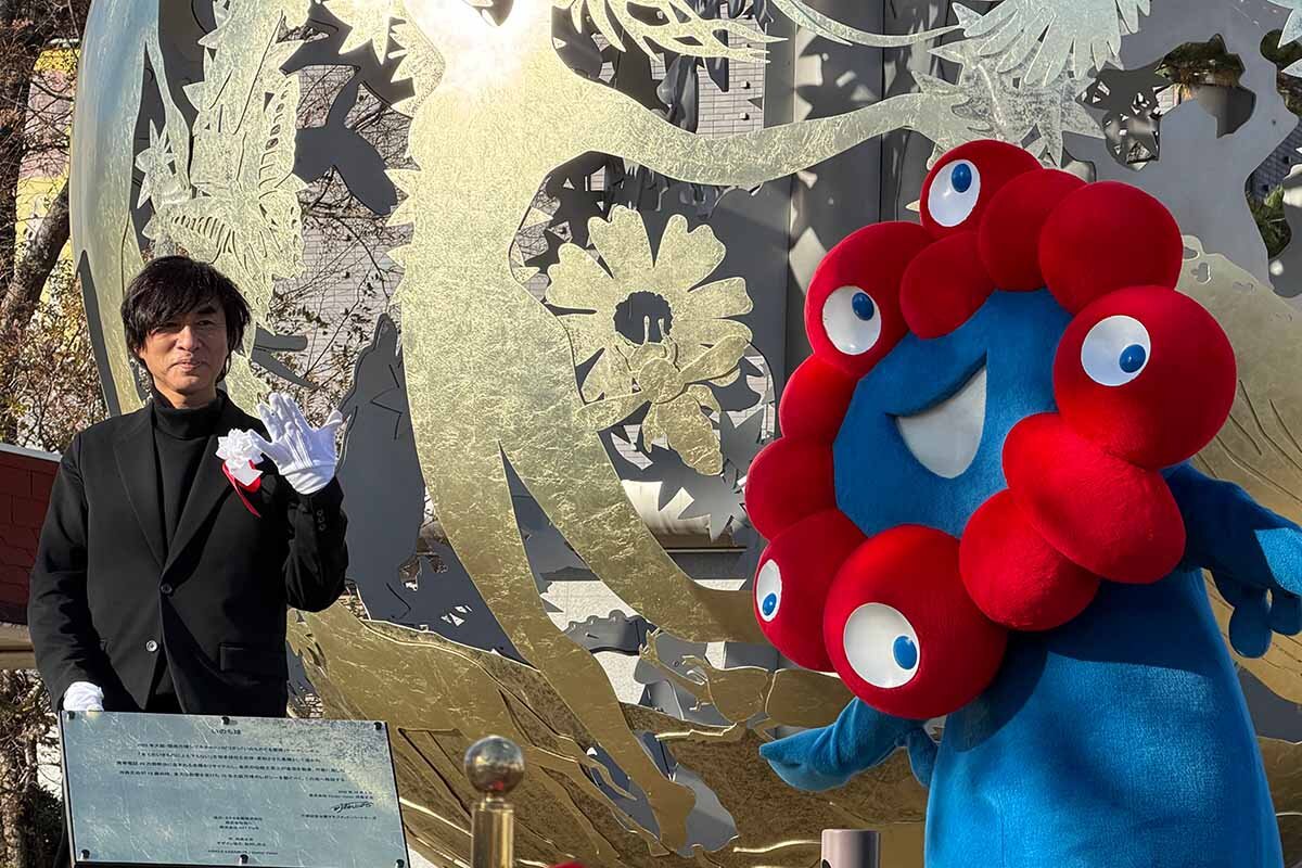 河森正治監督（左）とミャクミャクもゲスト参加した“いのち球”移設セレモニー（撮影：2025年12月5日）