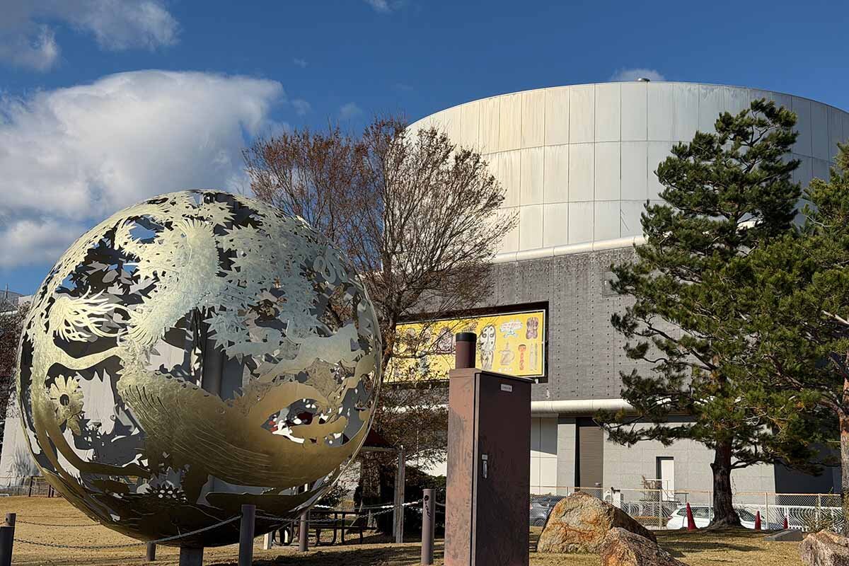 河森正治監督が「最初からここにあったんじゃないかってくらい、馴染んじゃってます」と話すほどしっくりきている“いのち球”（撮影：2025年12月5日）