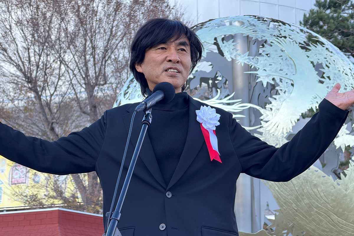 “いのち球”移設セレモニーに参加した河森正治監督（撮影：2025年12月5日）