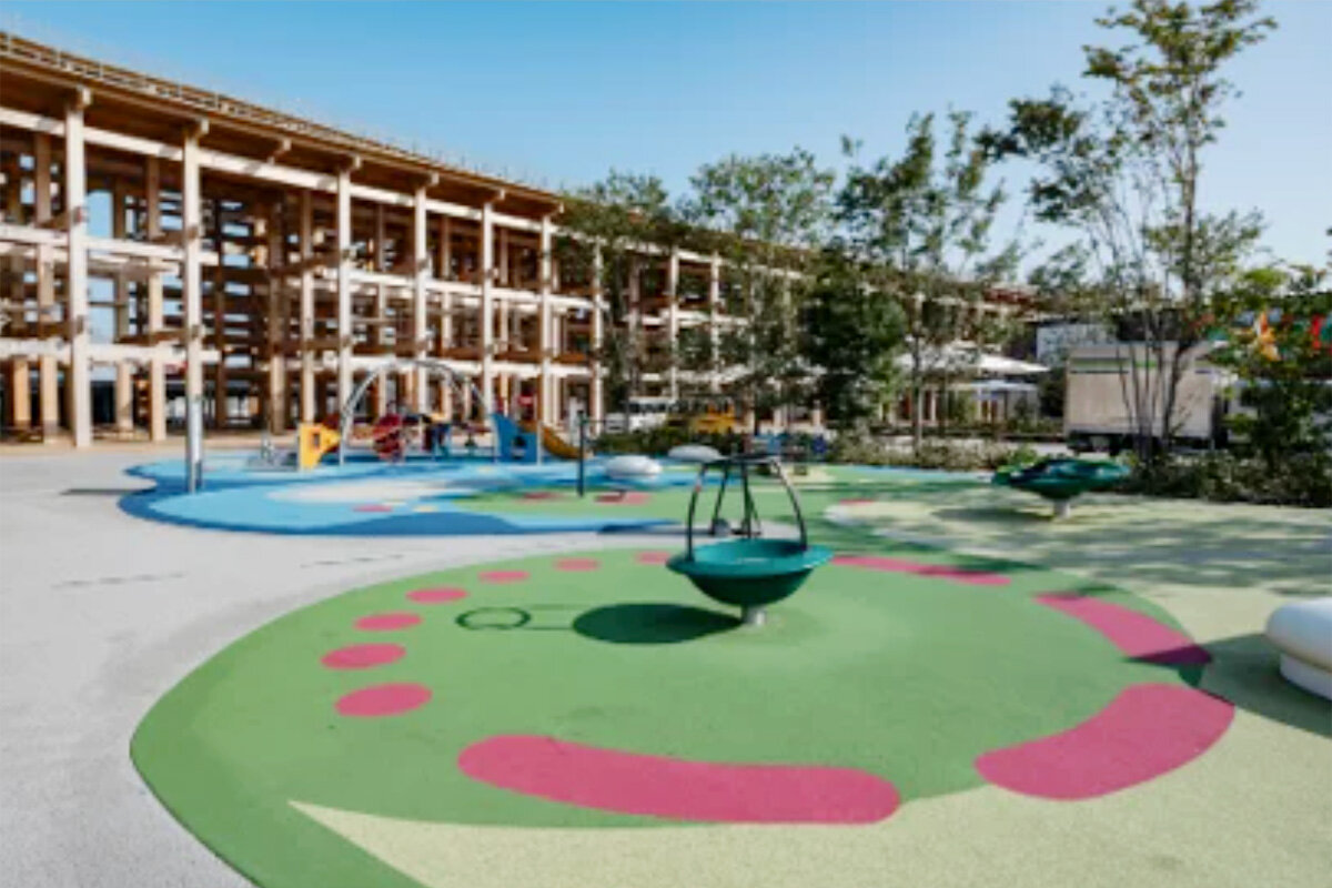 車いすからも乗り降りしやすい「グリーンライン」シリーズの遊具「ティピーカルーセル」