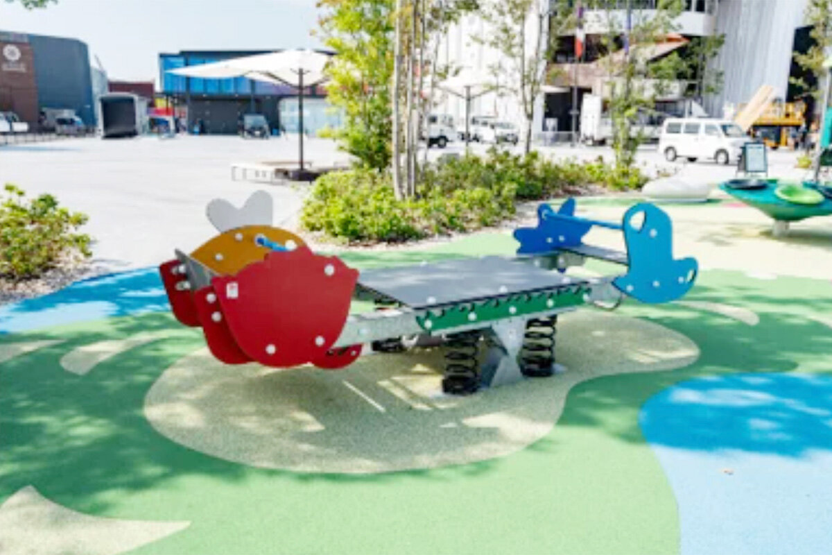 真ん中のステージでは立つことも可能、複数人が一緒に遊べる「お庭のシーソー」