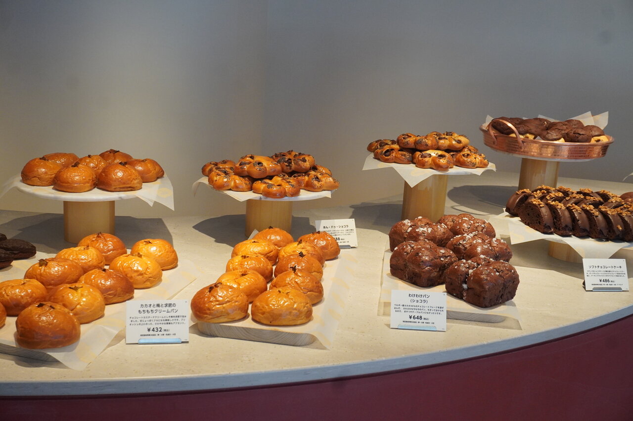 「GODIVA Bakery ゴディパン京都四条店」の店内には約20種類のパンがズラリ（2025年12月）