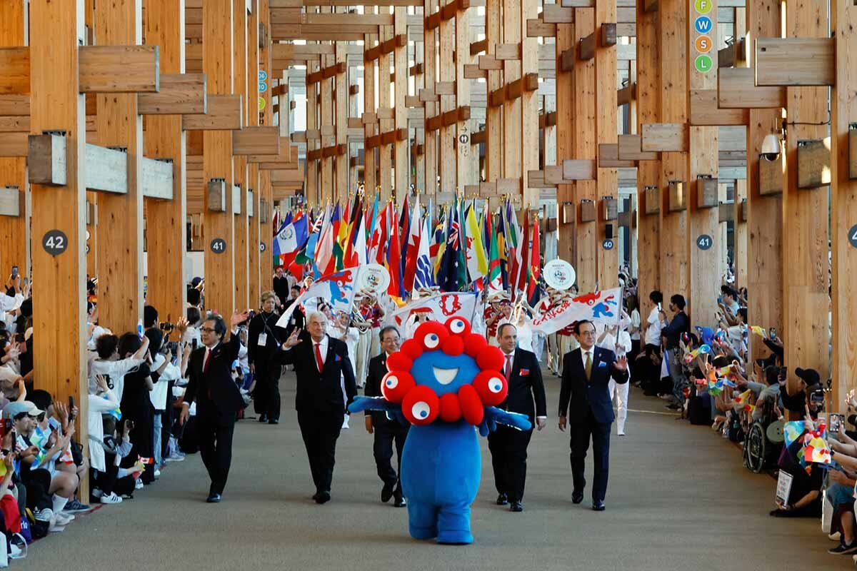 大屋根リングで行われたパレードで「ミャクミャク」が参加国の国旗などを先導（2025年10月13日）