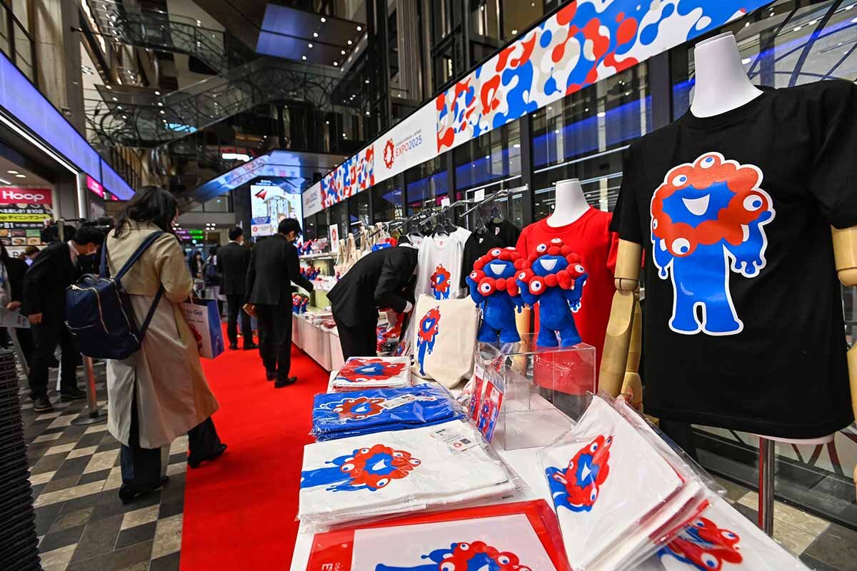 あべのハルカス近鉄本店に開設された特設店舗に並ぶ公式キャラクター「ミャクミャク」を用いたグッズ（2023年4月12日）