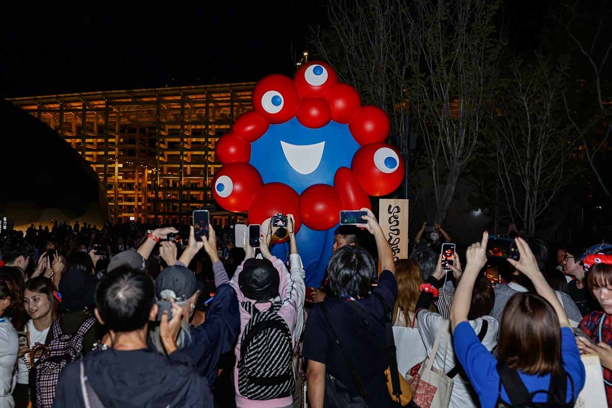 閉幕日、最後の「ミャクミャク」像を写真に収める来場者（2025年10月13日）