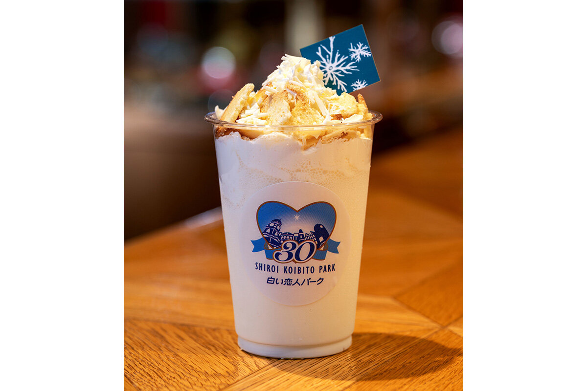 「白い恋人」のラングドシャとホワイトチョコレートをトッピングした「飲む白い恋人」（600円・税込）