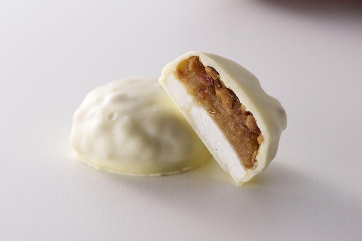 濃厚な由栗（ゆっくり）いもの餡（あん）とふわっと軽いマシュマロをホワイトチョコレートで包んだ「おさつマロ」（4個入1,792円・税込）