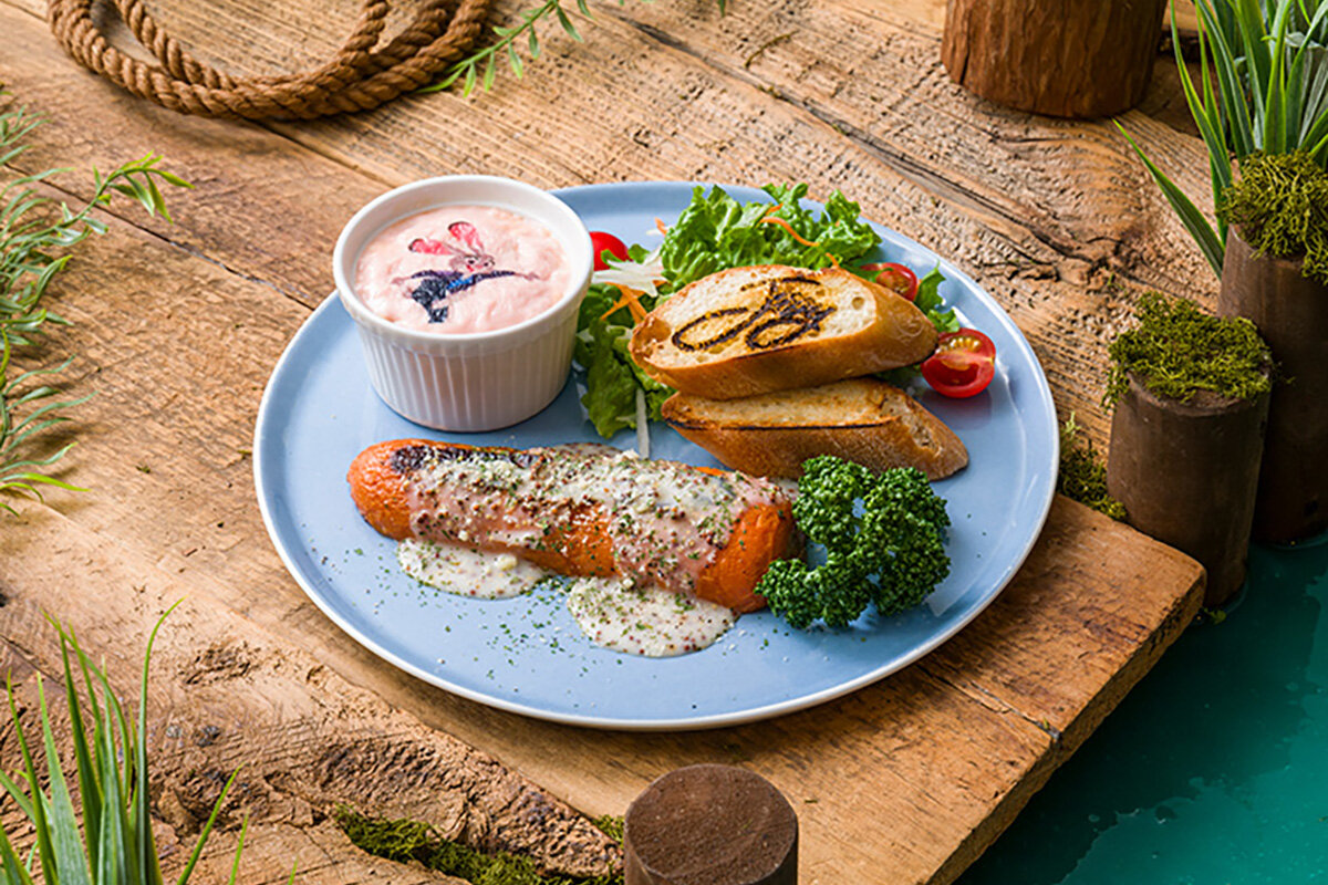 「＜ジュディ＞ニンジンステーキプレート」（1,990円・以下全て税込） © Disney