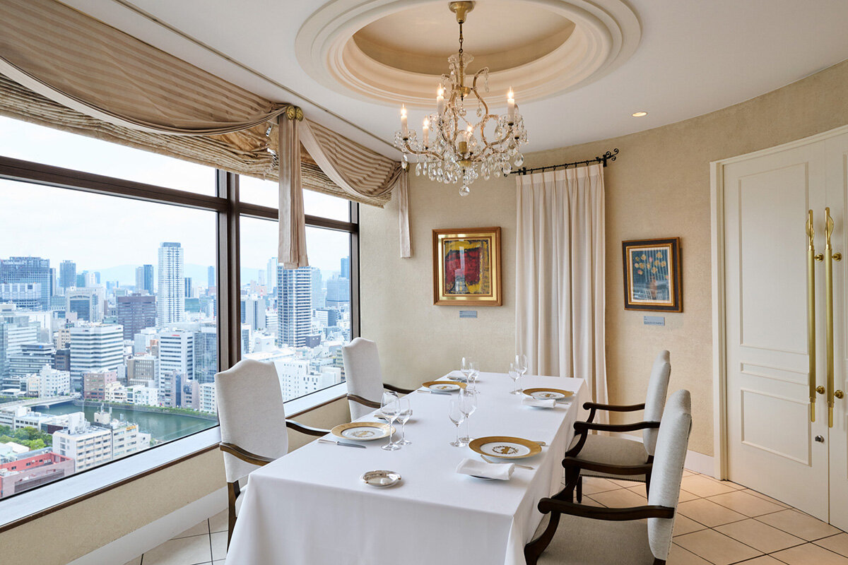 大阪市街を眺めながらゆっくりくつろげるフランス料理店「レストラン シャンボール」（大阪市北区）