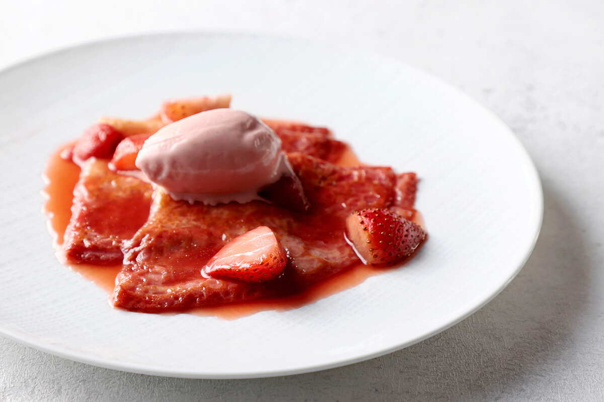 「選べるいちごのメインディッシュ」は3種からお好みで1品をチョイス（写真は「クレープシュゼット 選べるアイスクリーム」）