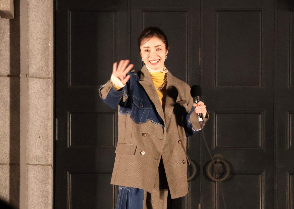 来場者に手を振り、登場する上戸彩さん（12月14日撮影、大阪市北区）　 