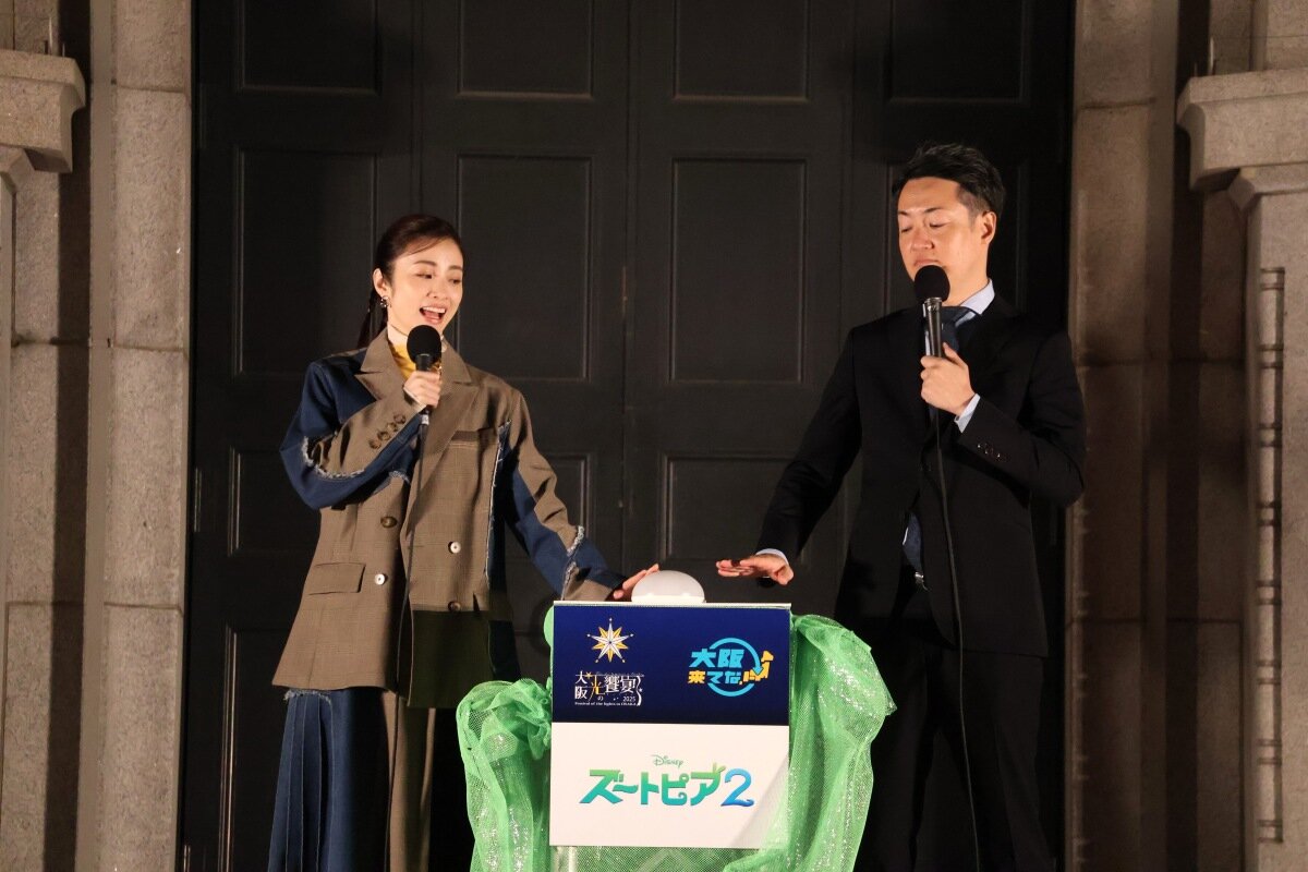 スタートボタンを押す上戸彩さん（左）と横山英幸・大阪市長（12月14日撮影、大阪市北区）　