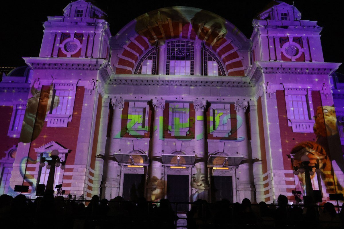 「ズートピア２」に登場するキャラクターが多数登場（12月14日撮影、大阪市北区） 