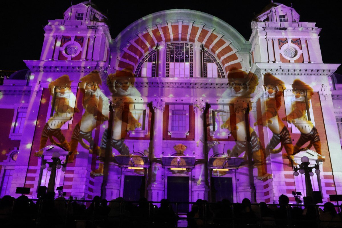 音楽に合わせてダンスする「ズートピア２」のキャラクターたち（12月14日撮影、大阪市北区） 