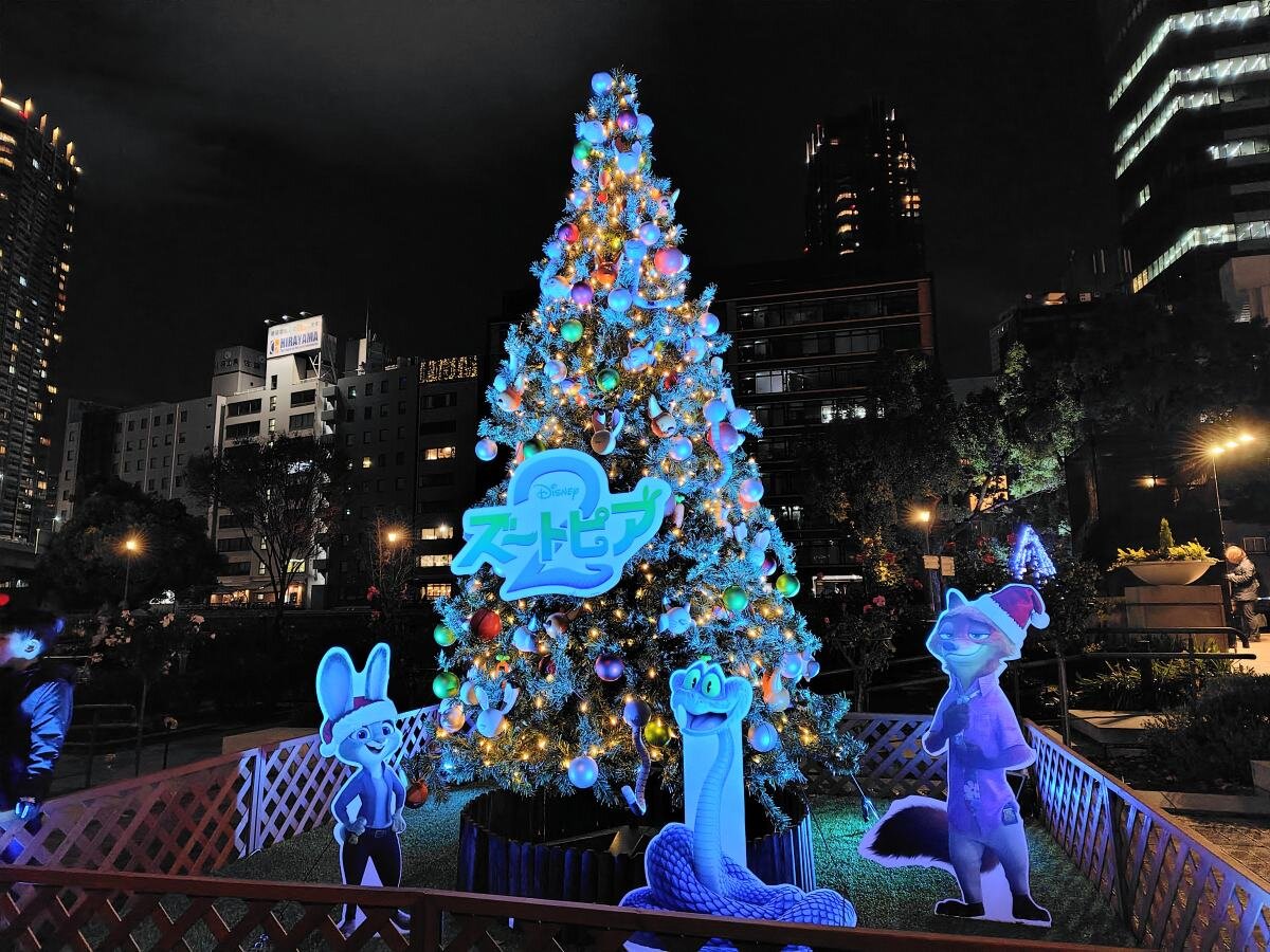 「ズートピア２」のクリスマスツリー（12月14日撮影、大阪市北区） 