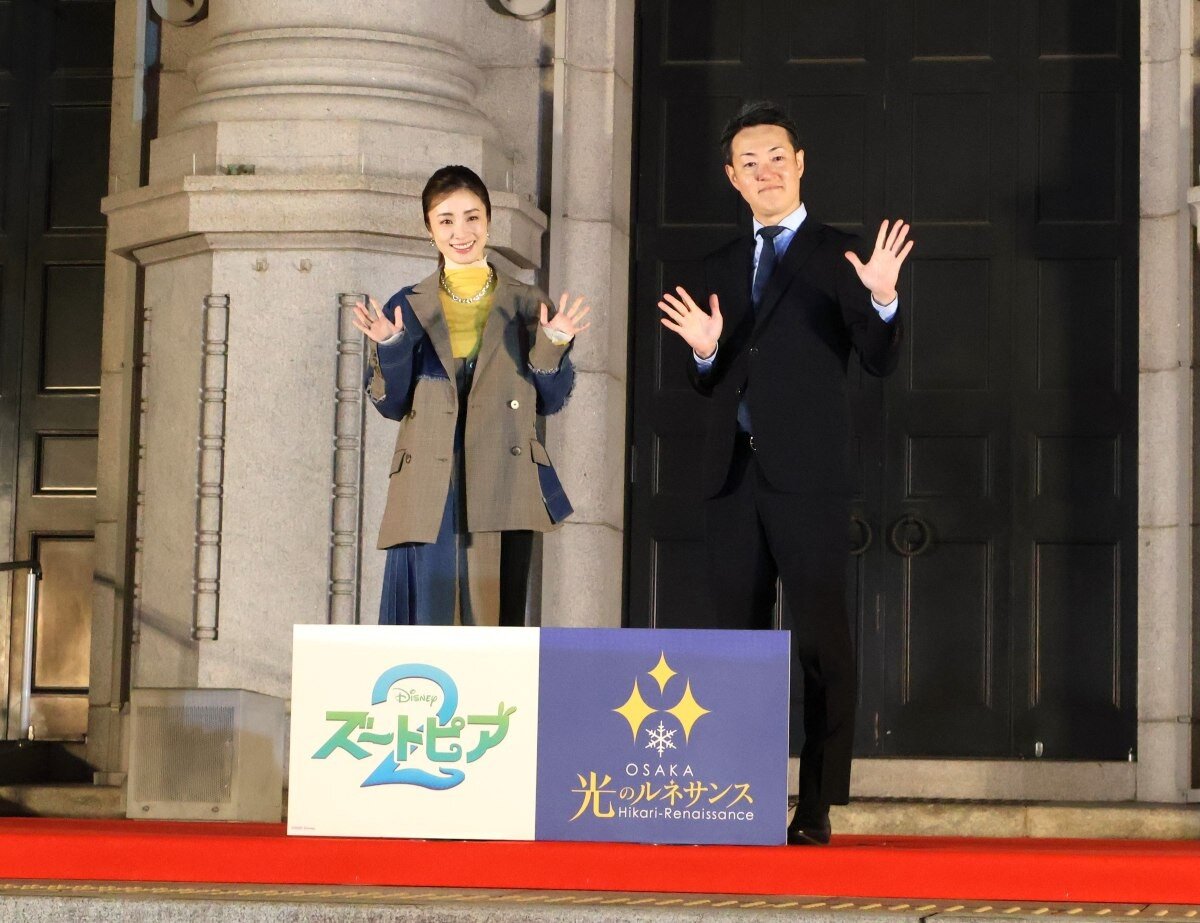 上戸彩さん（左）と横山英幸・大阪市長（12月14日撮影、大阪市北区） 