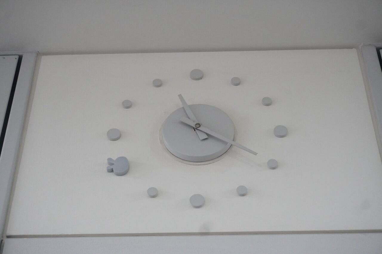 カンテレ局内の時計、数字の「8」の部分をよく見ると⋯