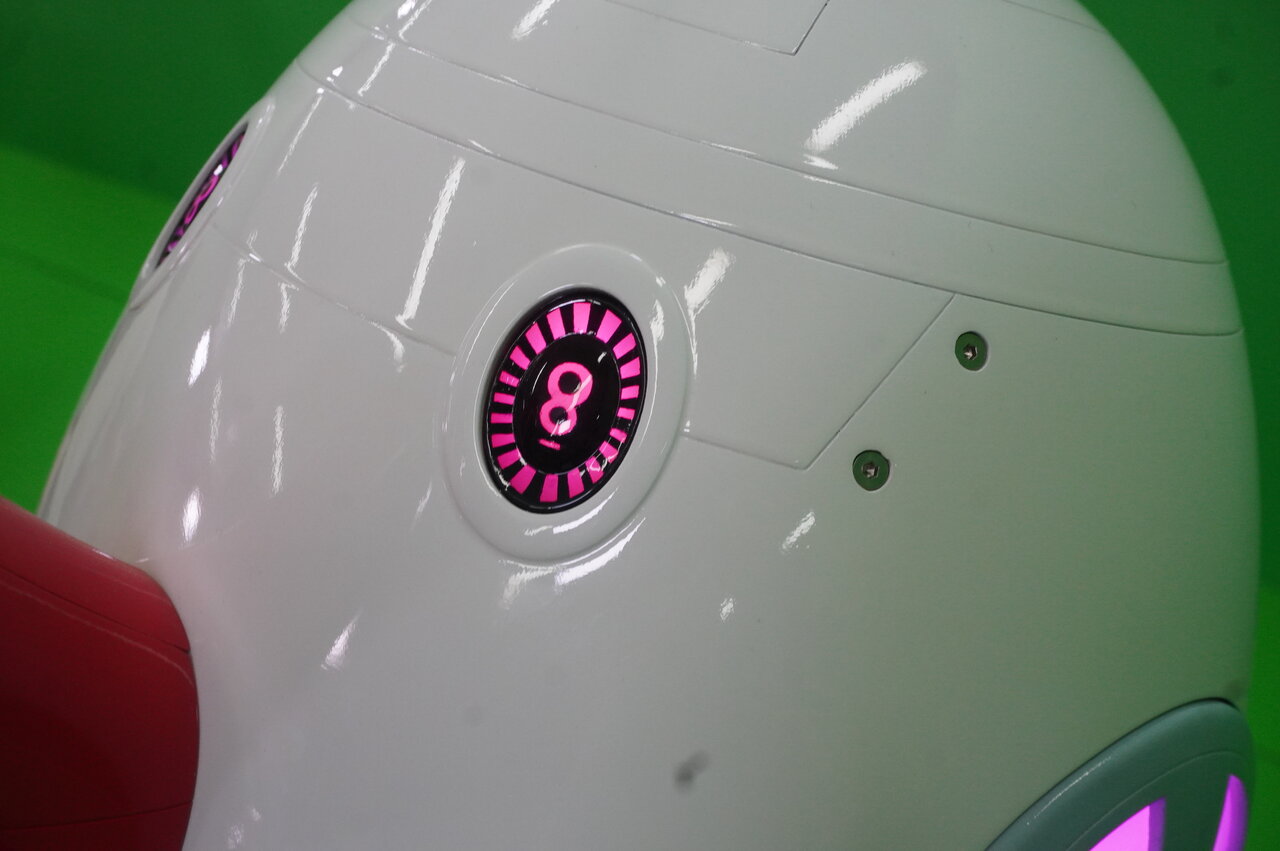 瞳の中には「8」のロゴが描かれているのが特徴