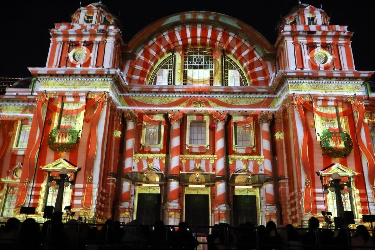 クリスマスデコレーションのプロェクションマッピング（12月14日撮影、大阪市北区）