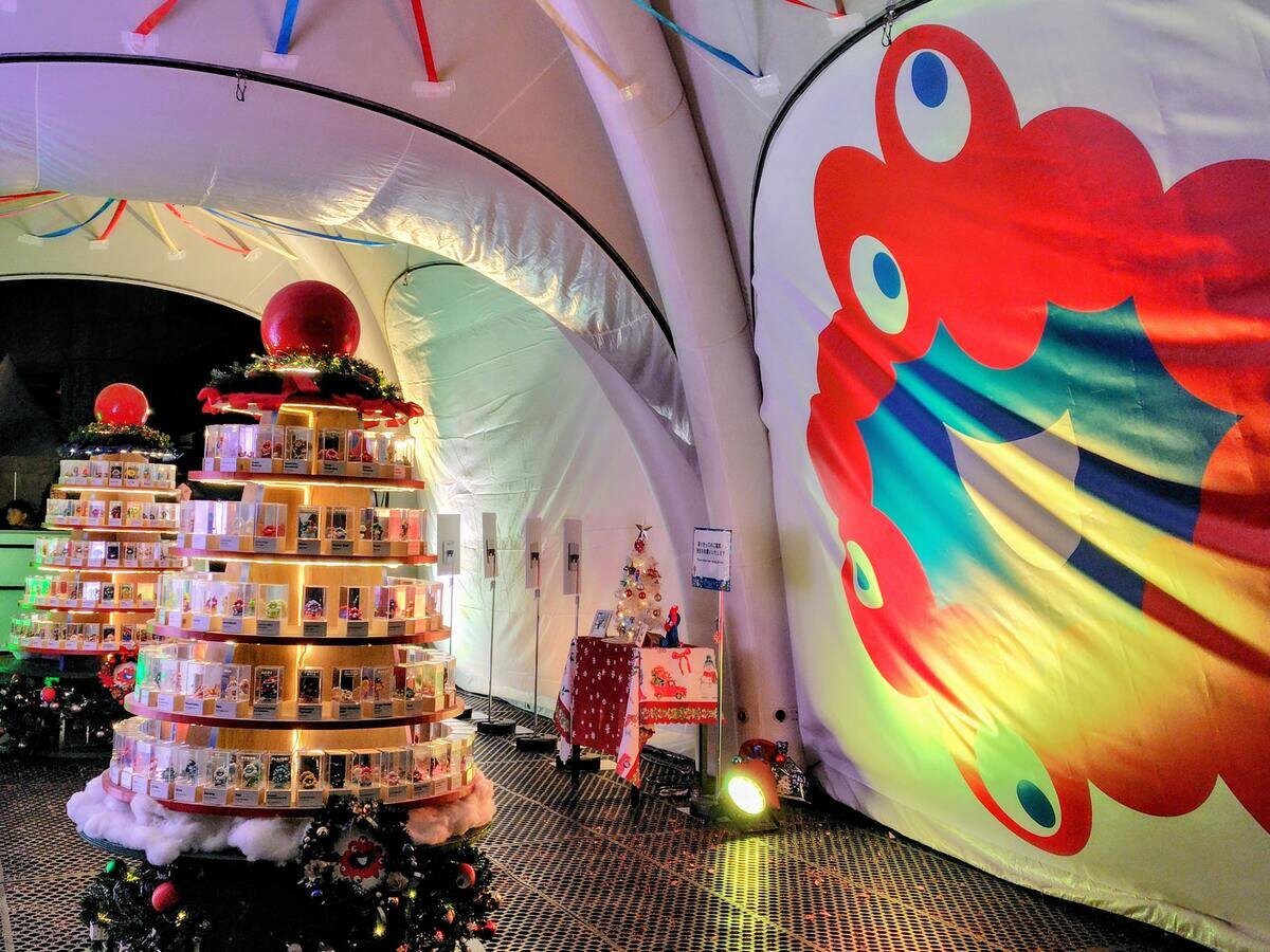 ミャクミャクテントの中で開かれている「世界のミャクミャク展」（12月14日撮影、大阪市北区）