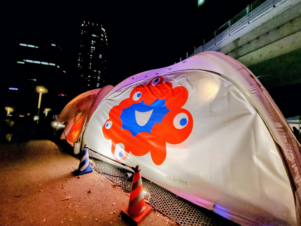 中に入ることができるミャクミャクドームテント（12月14日撮影、大阪市北区）