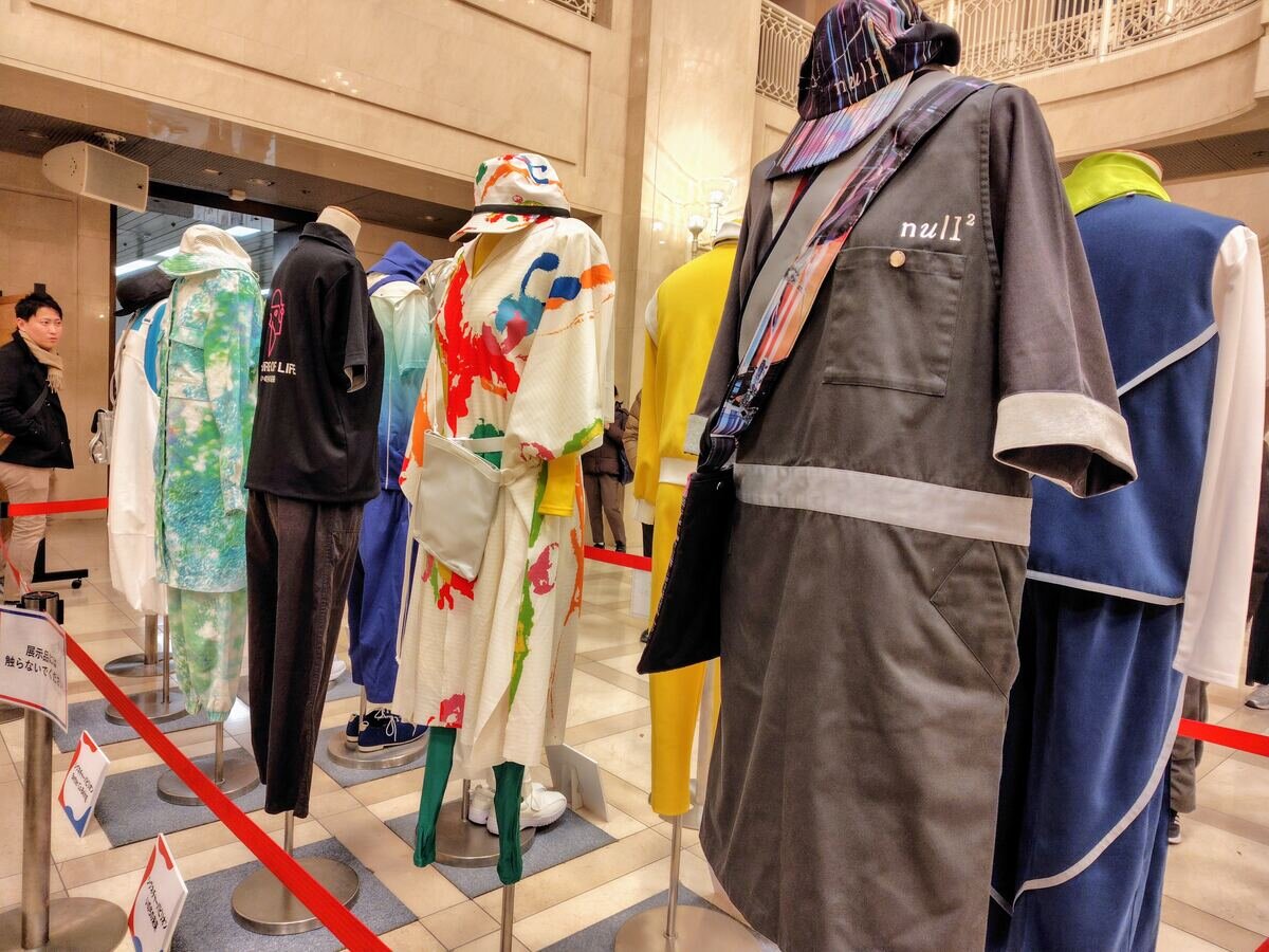 大阪市役所内に展示されている各国の万博ユニホーム（12月14日撮影、大阪市北区）