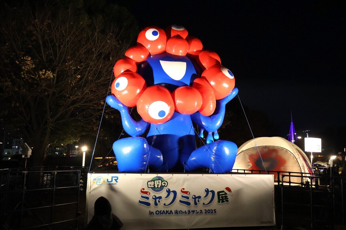 写真映えするミャクミャクバルーン（12月14日撮影、大阪市北区）