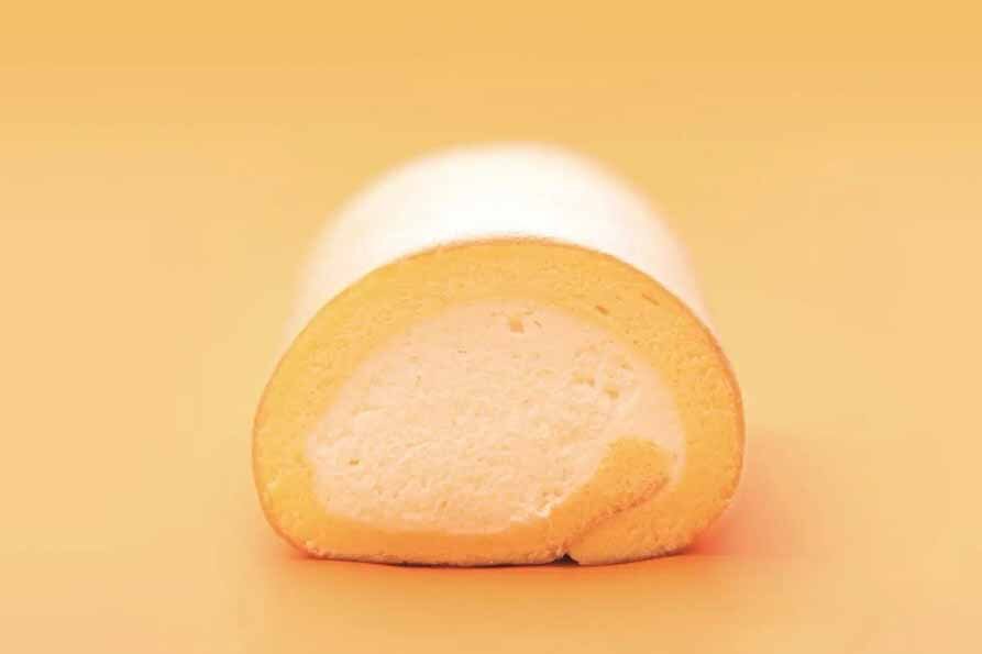 北海道産生乳を主に使用したクリームを卵風味豊かな生地で包んだ「堂島ロール」